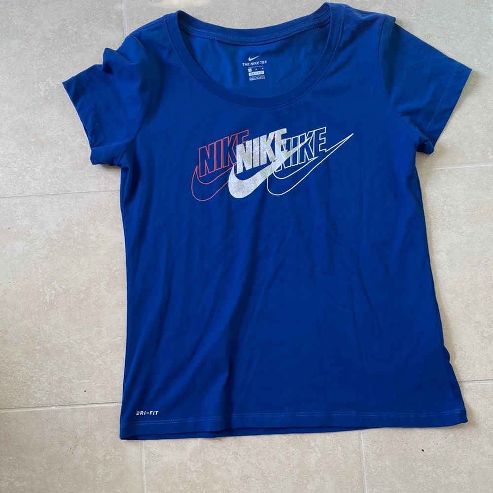 Nike top
